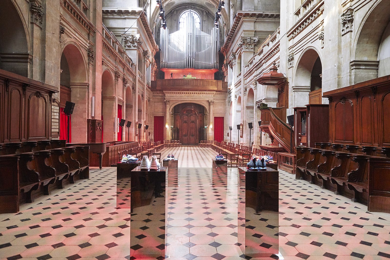 RUN_LOUBI_RUN_VENUE_SS19_COURTESY_OF_CHRISTIAN_LOUBOUTIN_02.jpg