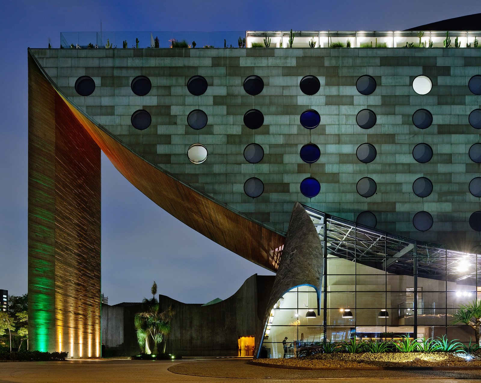 003_Hotel Unique_Facade.jpg