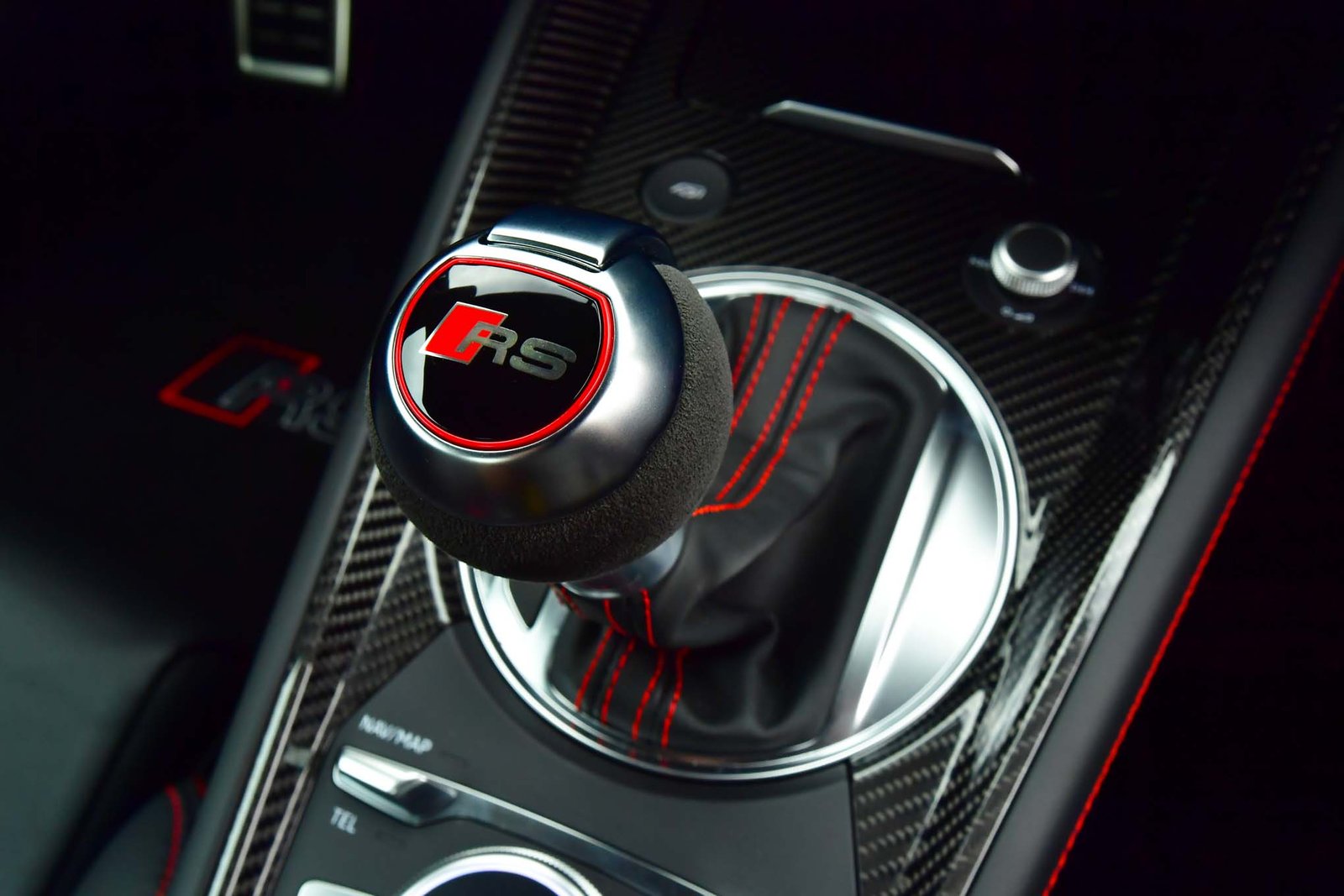 2018-Audi-TT-RS-gear-knob.jpg
