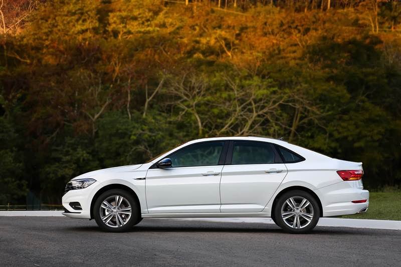 Novo-Jetta-R-Line-250-TSI-2-lifestyle.jpg
