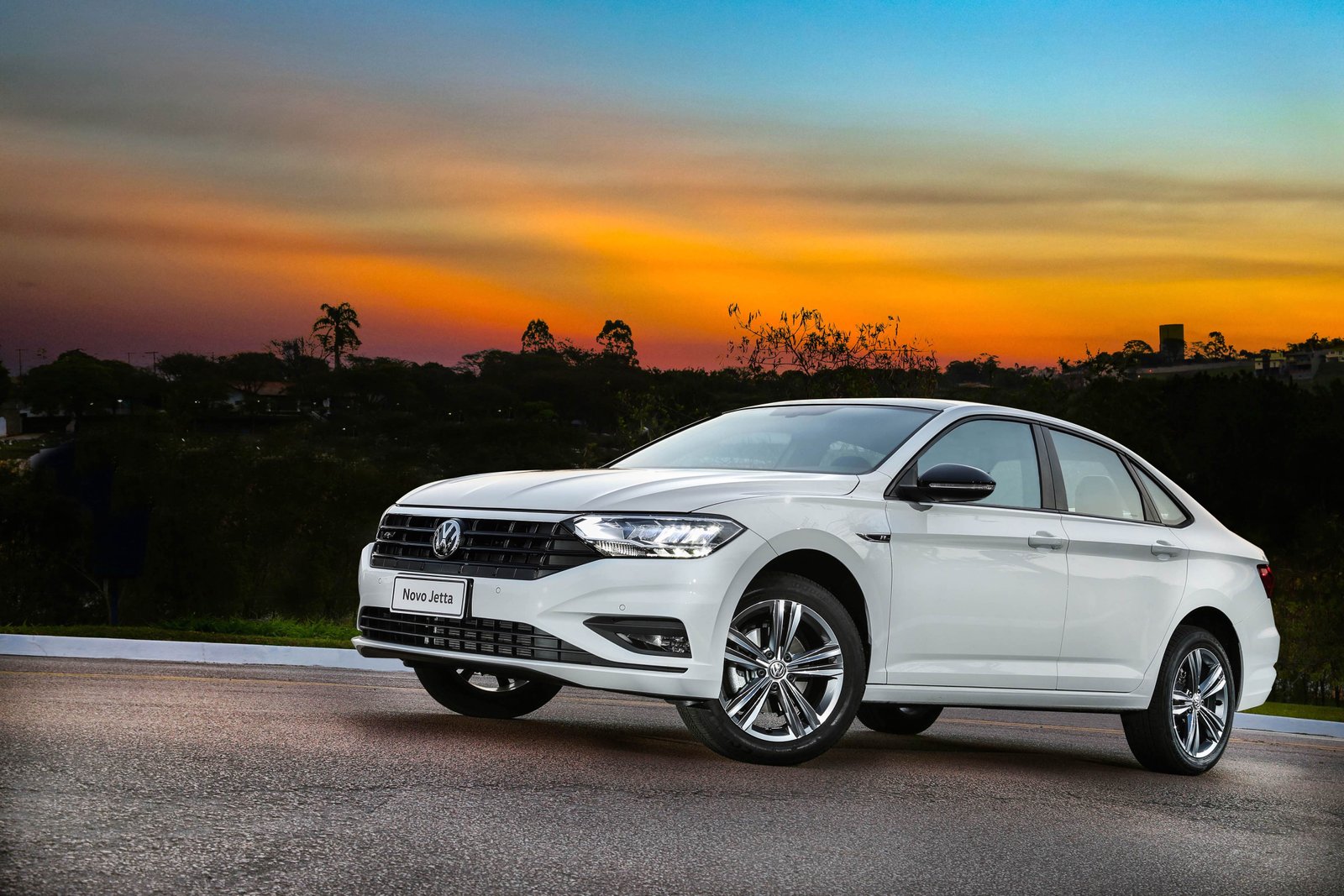 volkswagen_jetta_250_tsi_r-line_2-lifestyle.jpeg