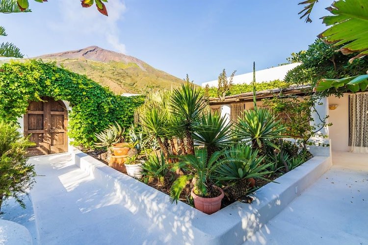 12-ref-4765-stromboli-courtesy-of-lionard.jpg