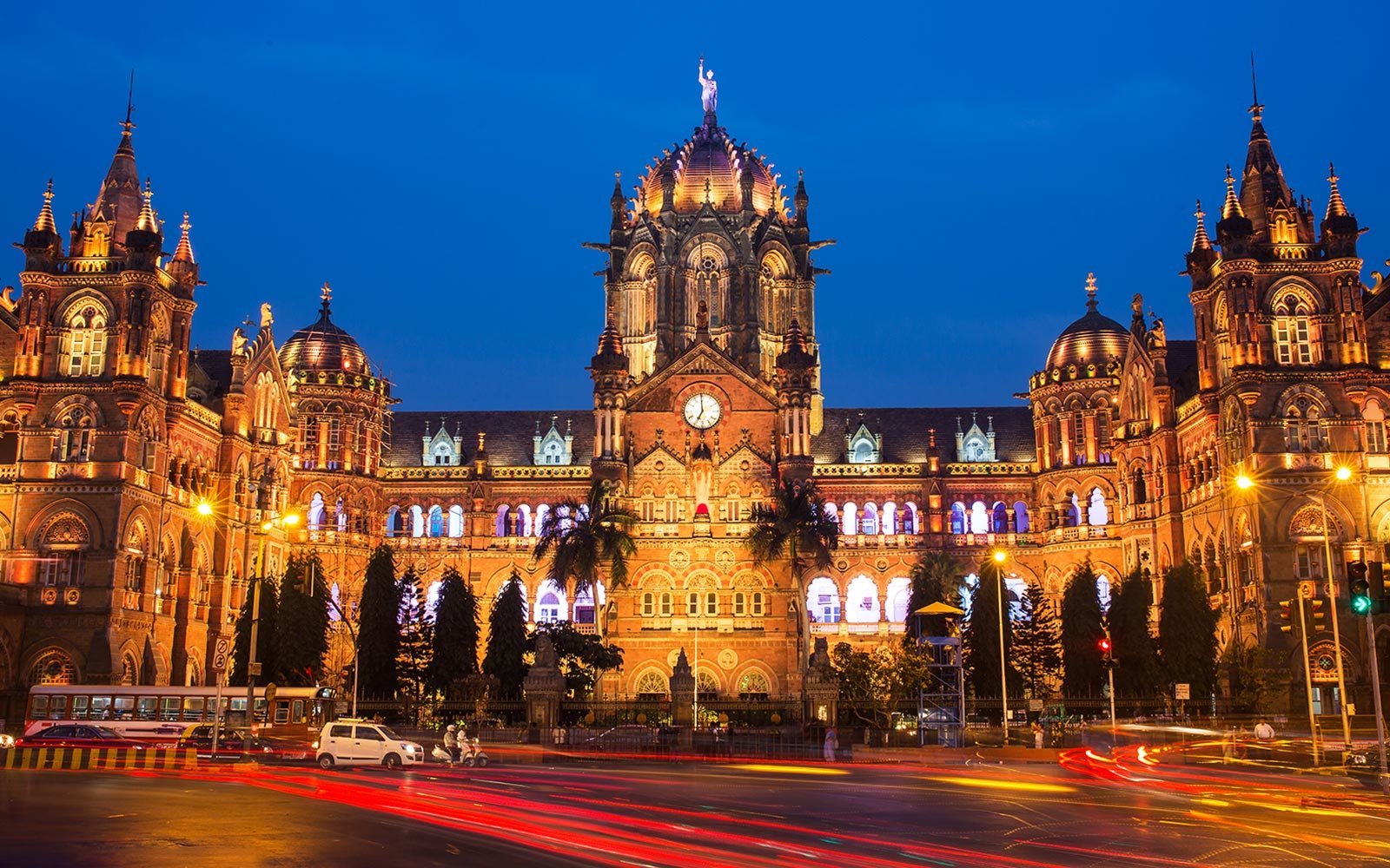 chatrapati-shivaji-terminus-mumbai-india-INDIADREAMS0118-1.jpg
