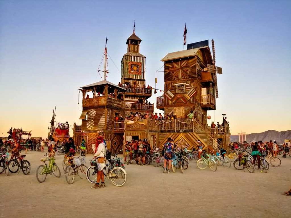 04-instalacoes-agitam-o-burning-man-2019.jpg