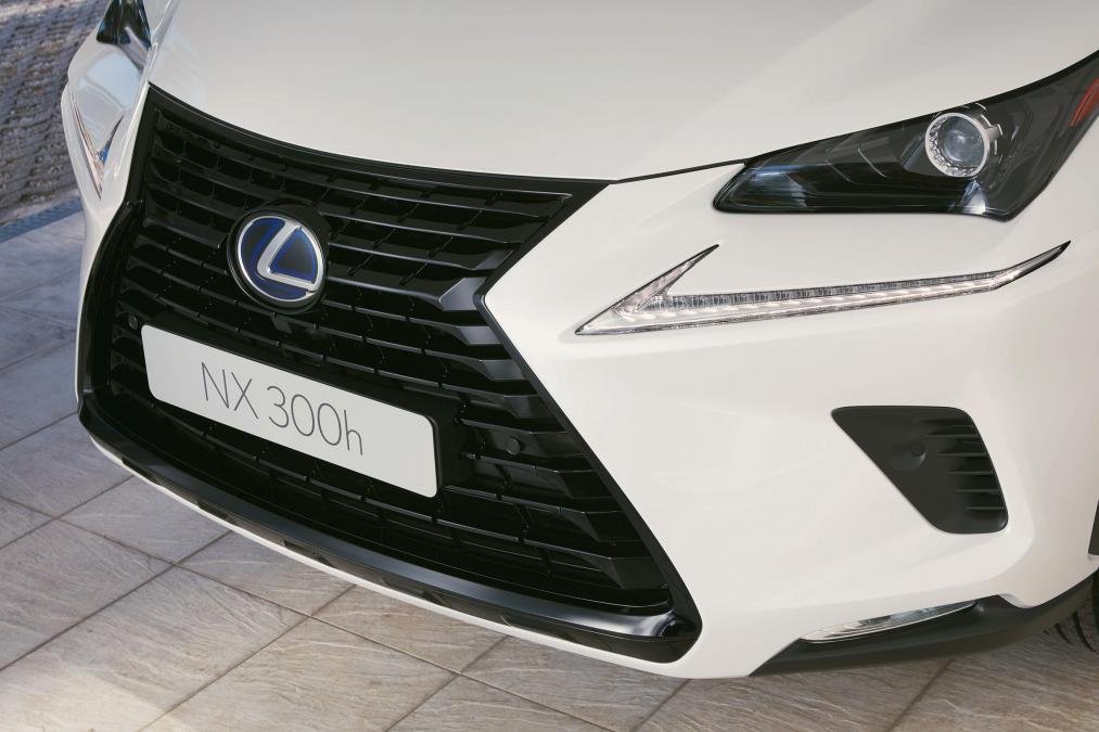 2lexusnxsport.jpg