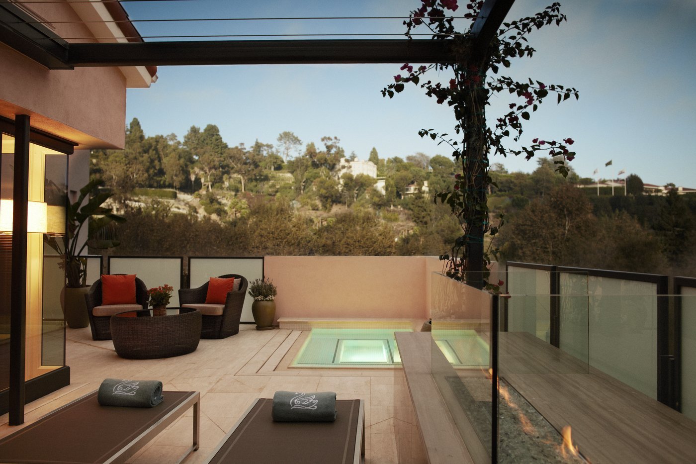 H0DG7_42932811_hba_270_patio.jpg