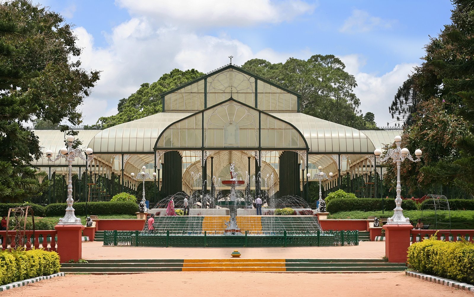 Glasshouse_and_fountain_at_lalbagh.jpg