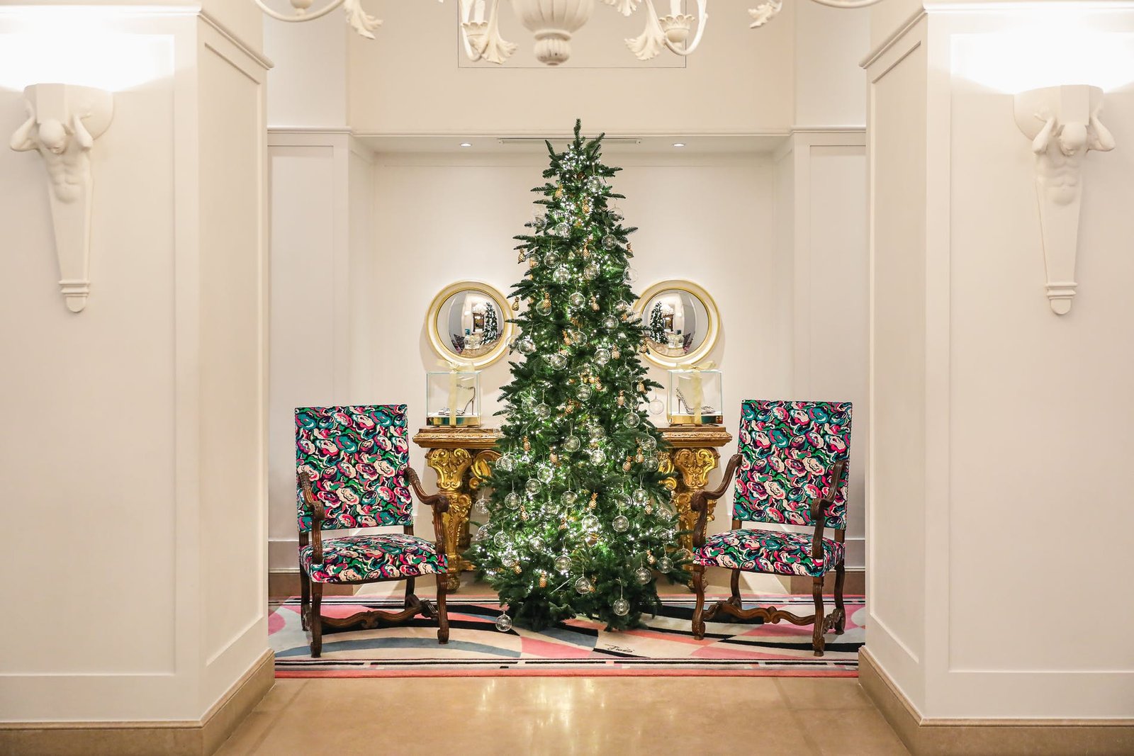 1576598240763423-Savoy-Christmas-Decorations-warm-001.jpg