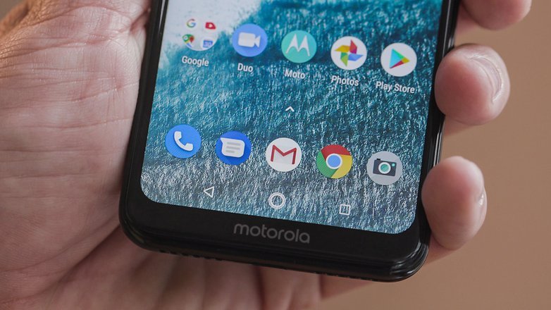 AndroidPIT-motorola-one-chin-w782.jpg