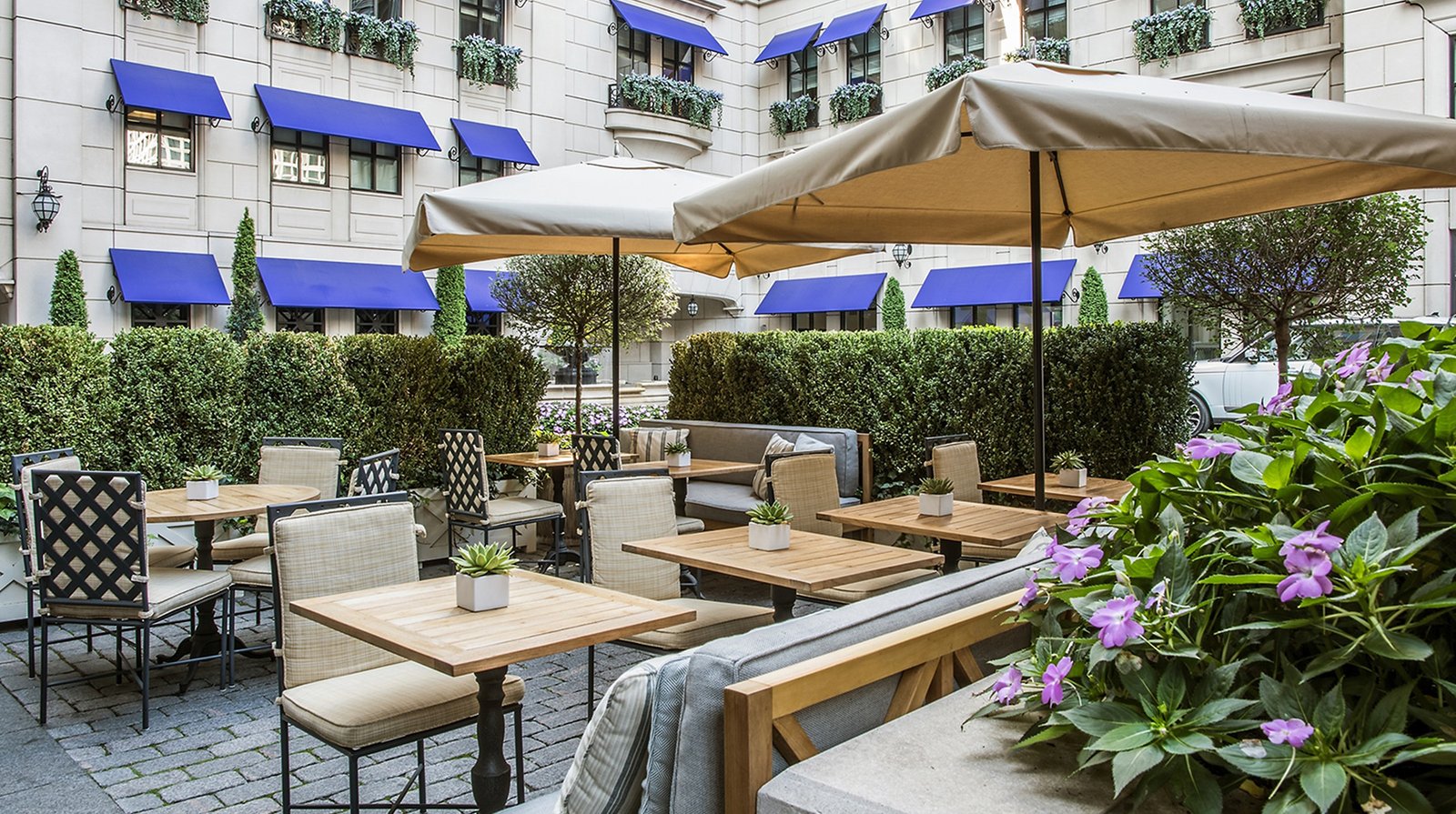 waldorf-astoria-chicago-petite-margeaux-courtyard