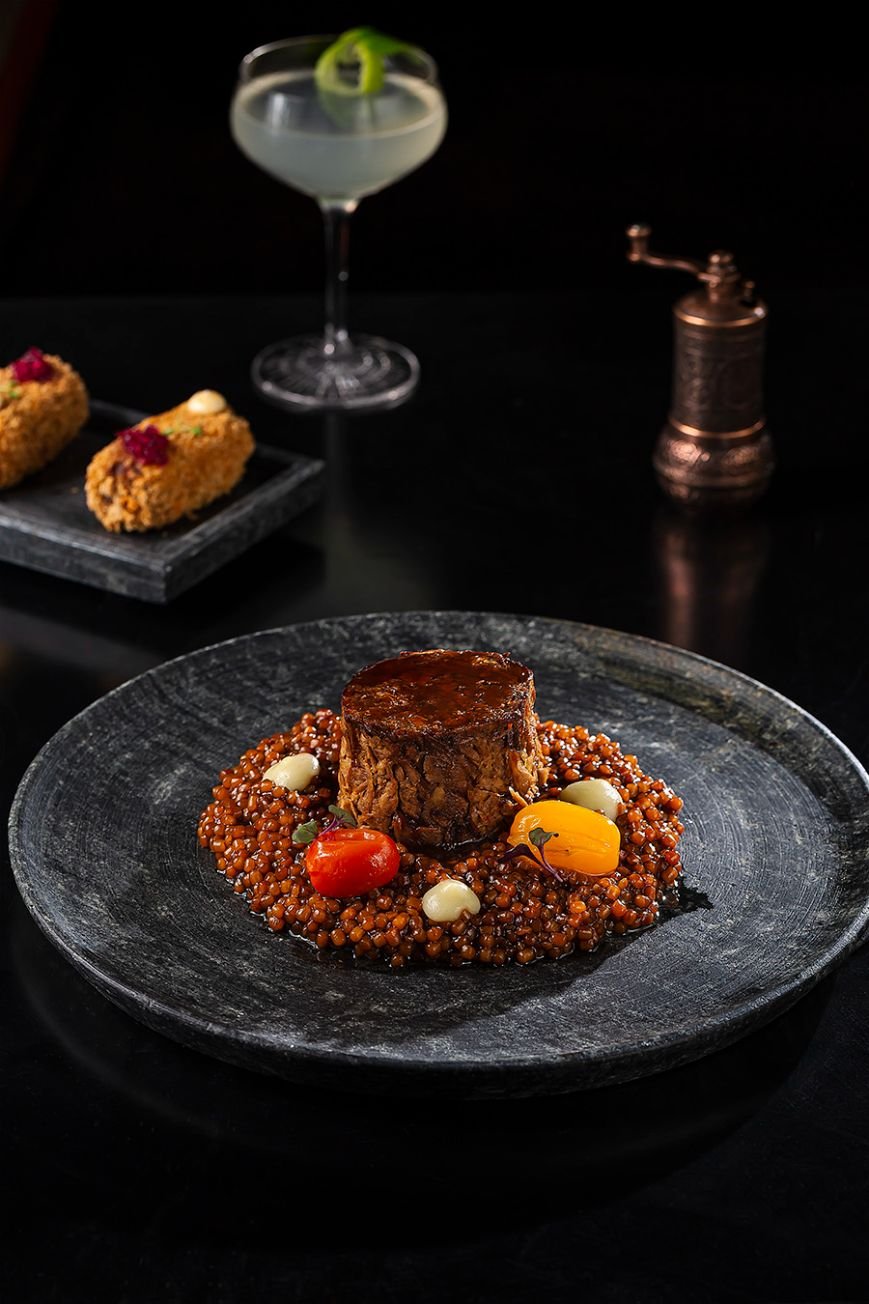 Cordeiro com fregola, purê de limão-siciliano e tomate confit. Foto: Neuton Araujo