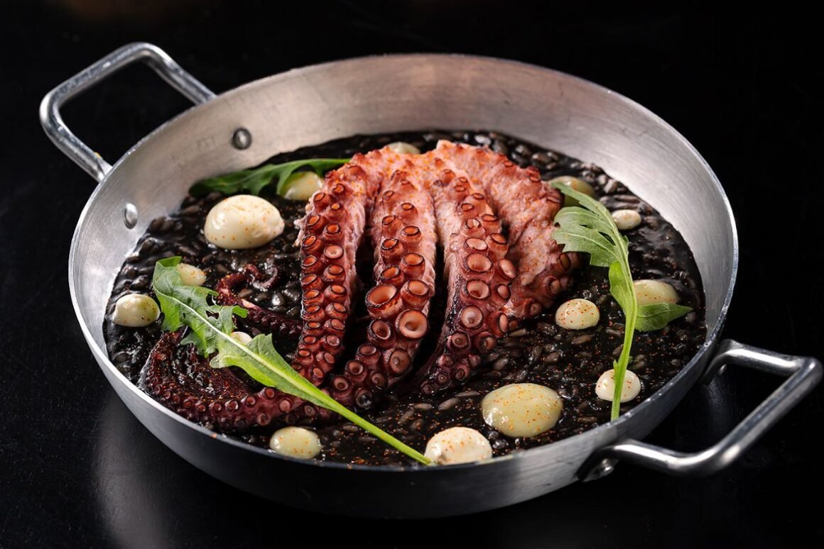 Polvo com arroz negro e aioli defumado. Foto: Neuton Araujo