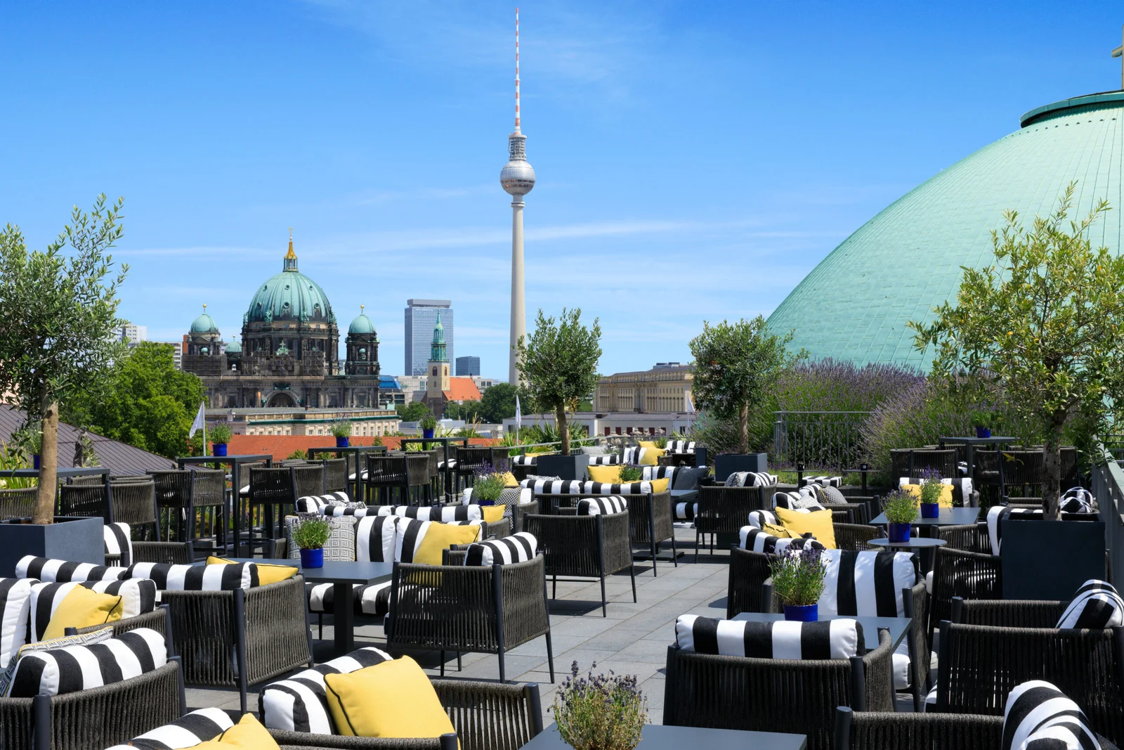 Terraço do Hotel de Rome, em Berlim, com vista para a cidade