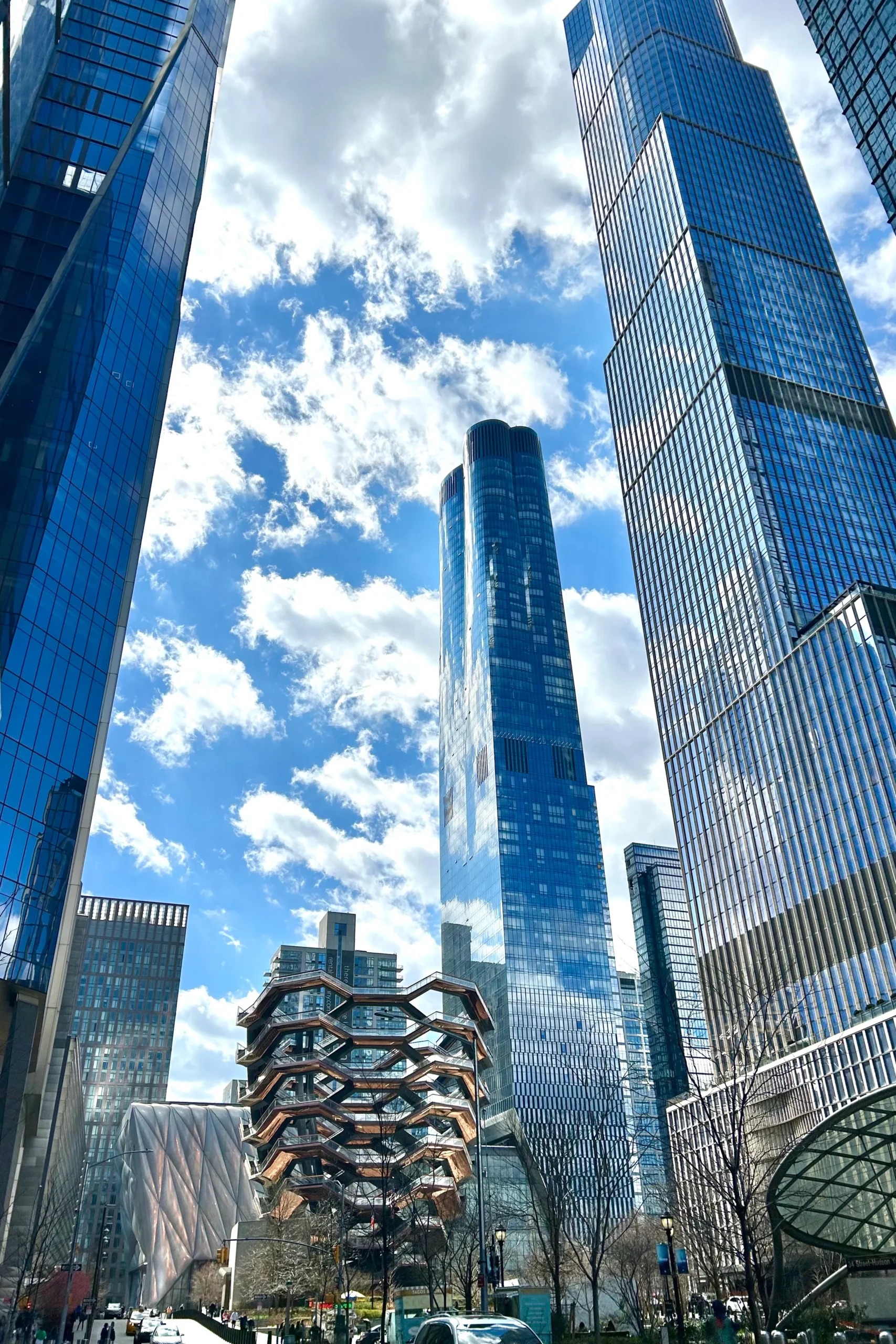 Rua de Manhattan com arquitetura clássica ao amanhecer