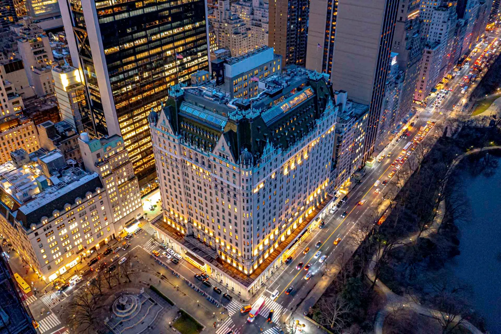 Fachada do Plaza Hotel iluminada ao anoitecer