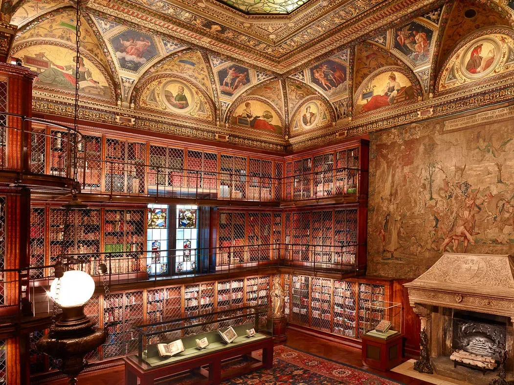 Sala de leitura com acervo histórico da Morgan Library