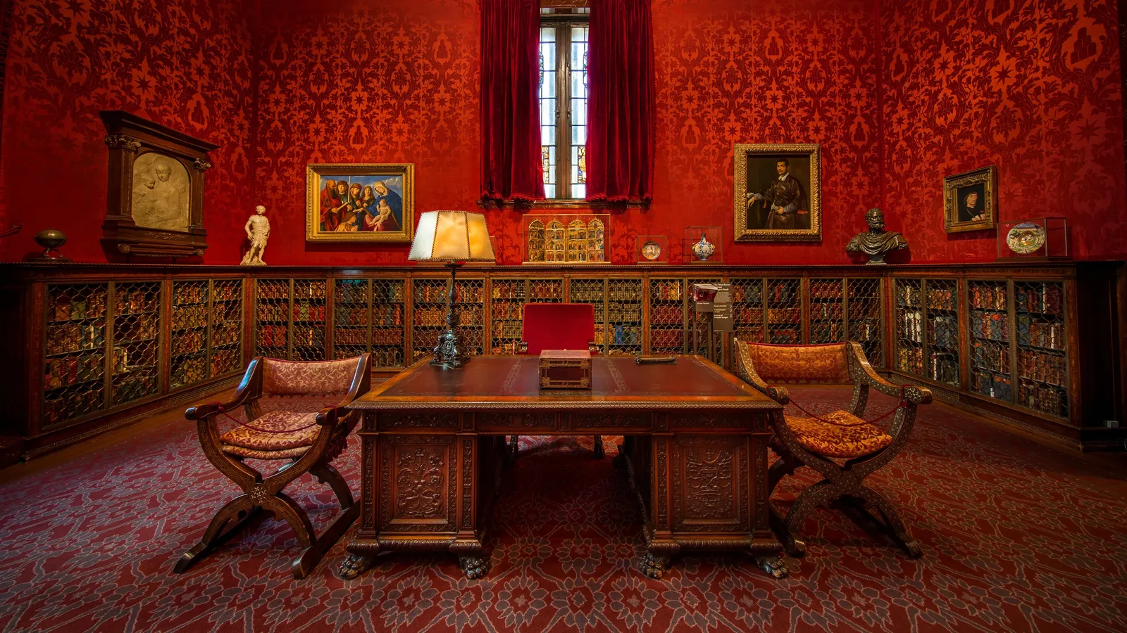 Galeria com obras de arte e manuscritos em exibição