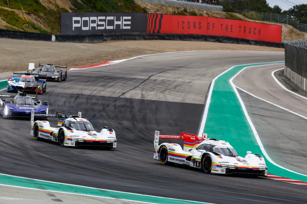 Dois Porsche 963 com gráficos vintage de Apple em competição IMSA Monterey