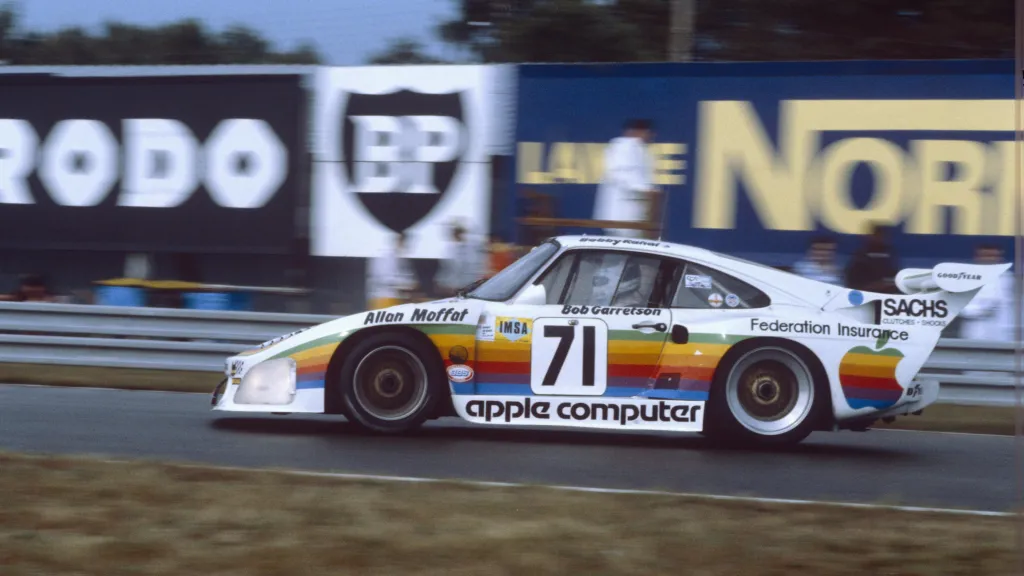 Porsche 935 K3 dos anos 1980 com livery de Apple Computer