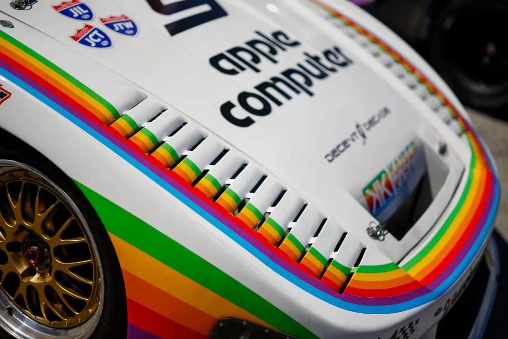 Detalhe dos gráficos Apple nas aberturas de ventilação do Porsche 963