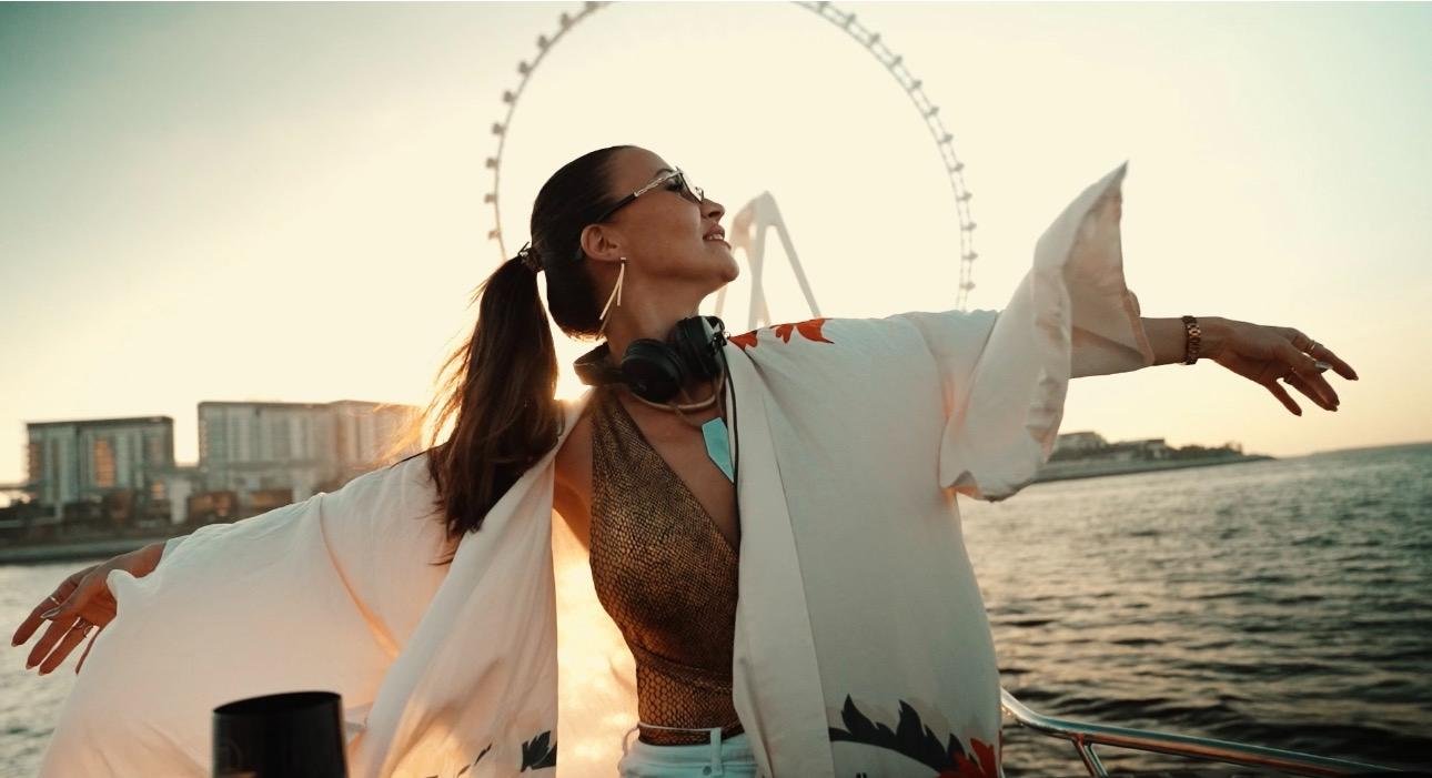 Julia Bliss ao pôr do sol em Dubai