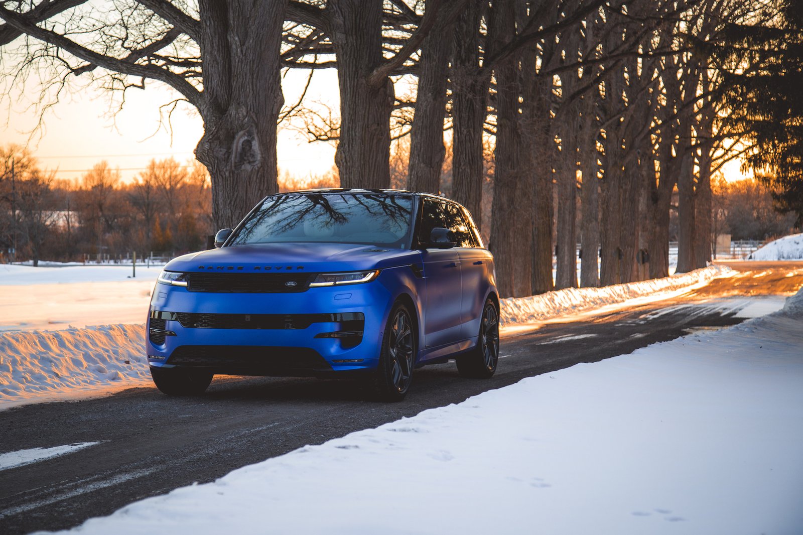 Range Rover Sport P550e em estrada arborizada