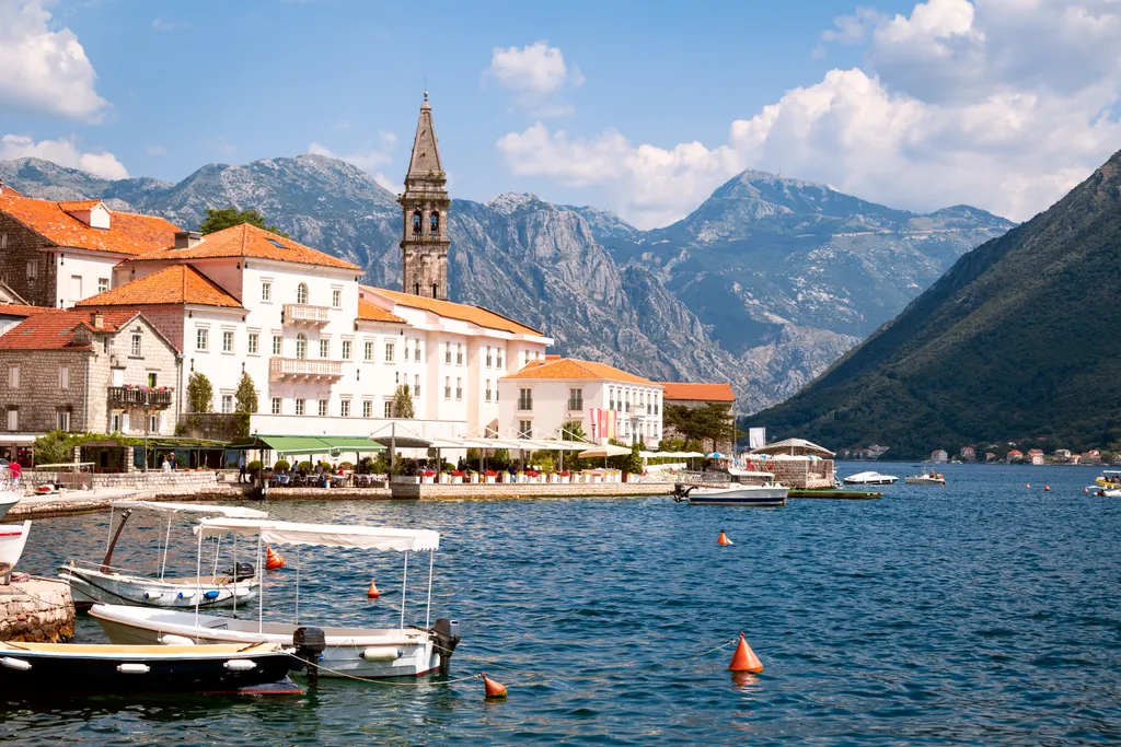 Perast com suas igrejas barrocas refletidas na água