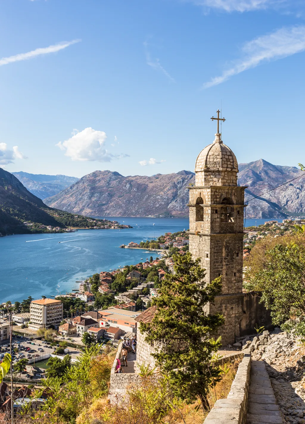 Kotor vista do mar com muralhas e montanhas ao fundo