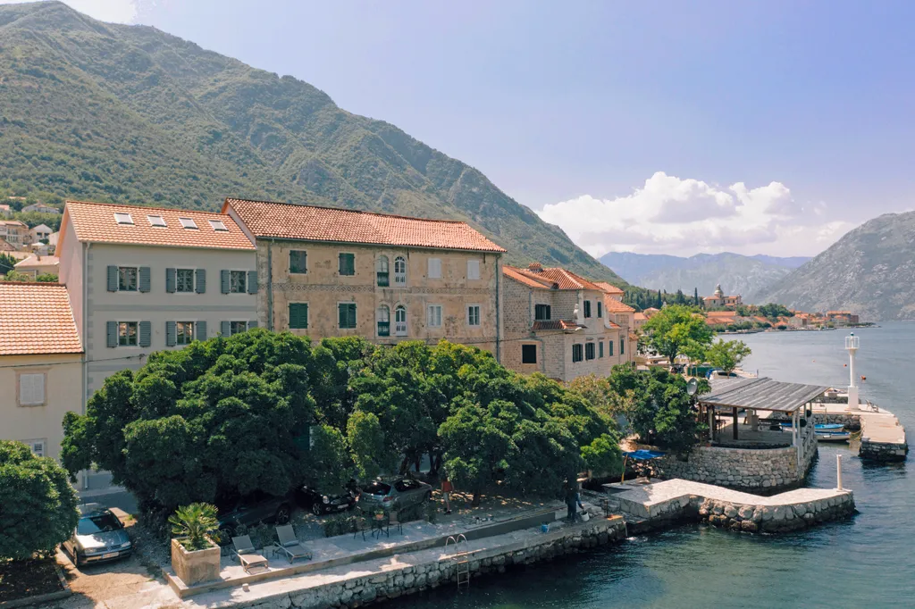 Fachada do Palazzo Sbutega com arquitetura histórica