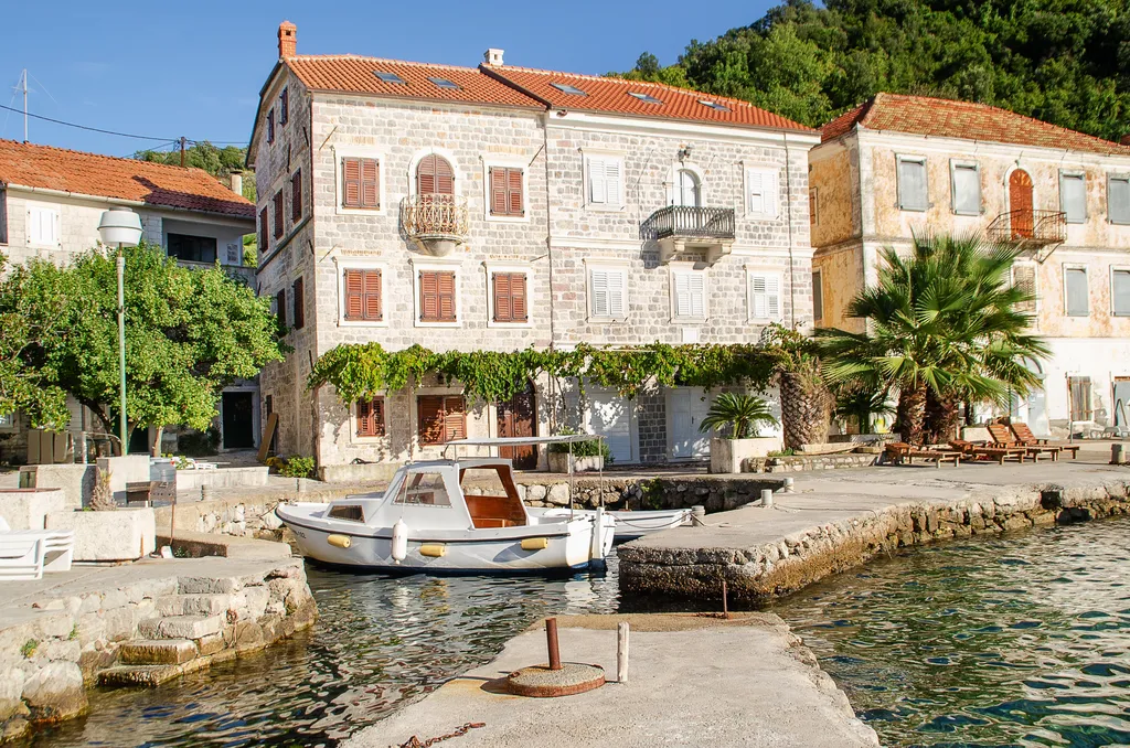 Paisagem costeira da península de Luštica com vegetação mediterrânea