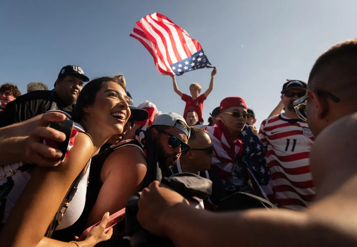 Torcedores celebrando a Copa do Mundo de 2026 com a bandeira dos Estados Unidos