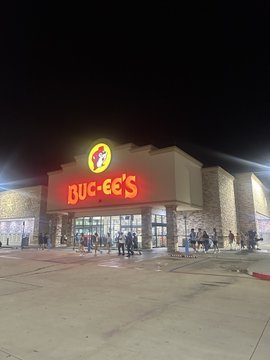 Loja de conveniência Buc-ees iluminada à noite, símbolo da cultura americana de comodidade