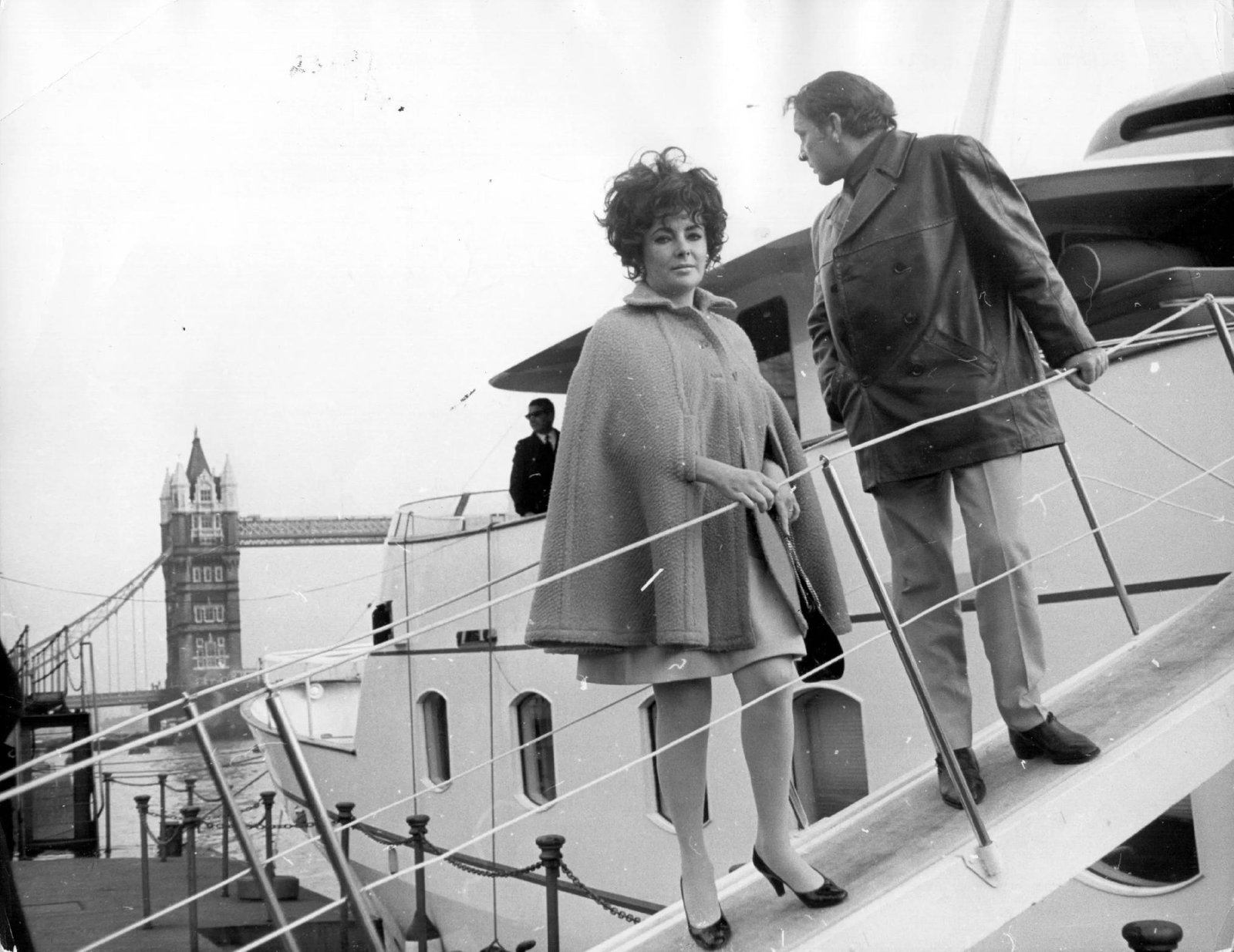 Elizabeth Taylor e Richard Burton embarcando na Kalizma