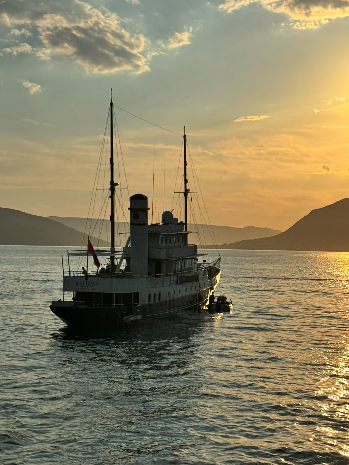 A Kalizma ancorada na Boka Bay, na hora dourada