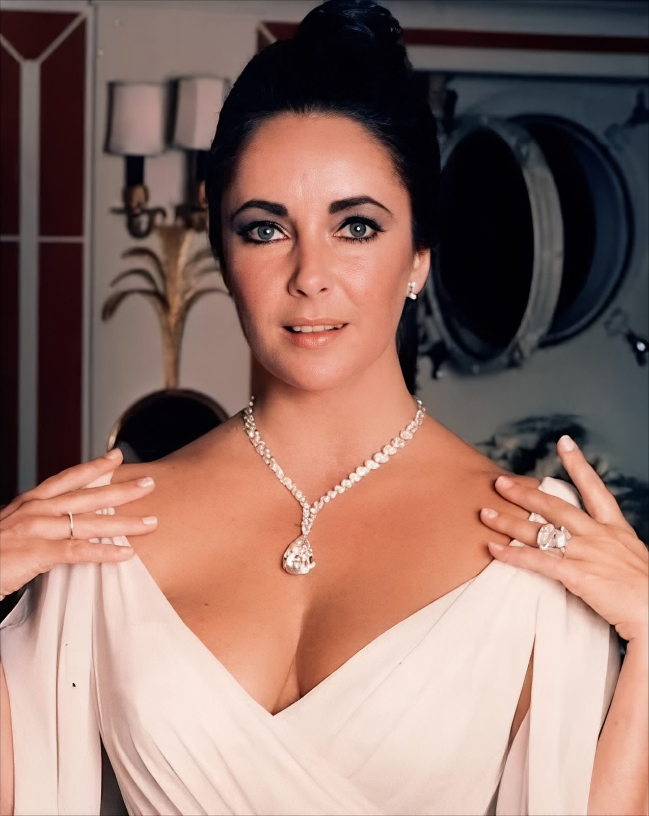Elizabeth Taylor wearing the Cartier diamond aboard the Kalizma