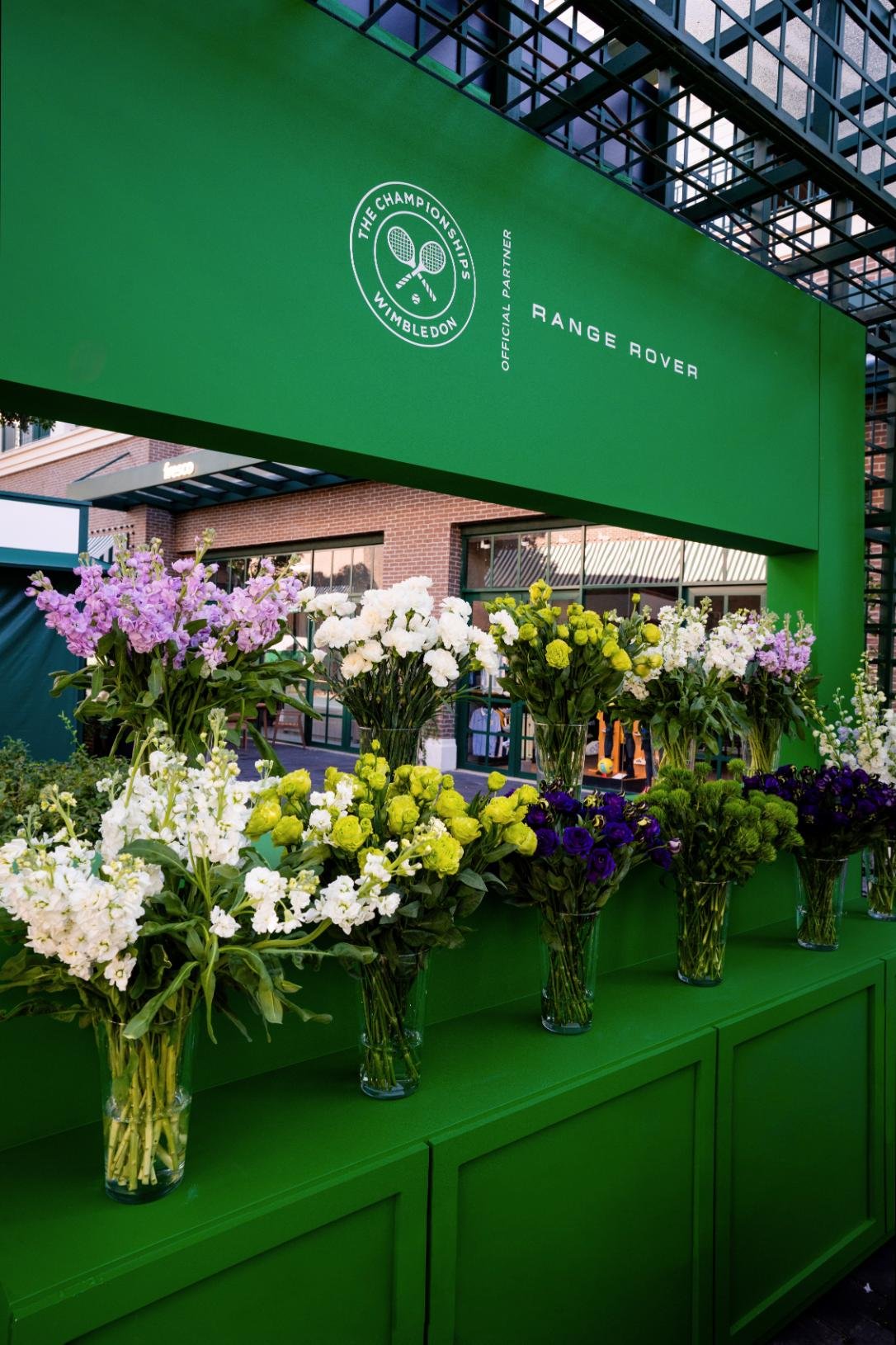 Arranjos de flores no estande da Range Rover em Wimbledon