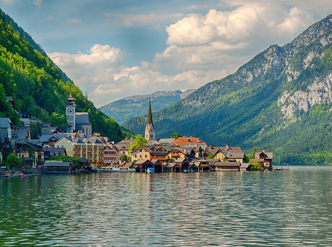 Paisagem montanhosa europeia com lago e vegetação densa