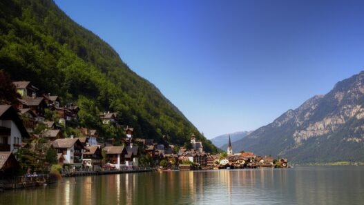 Vilarejo europeu de arquitetura histórica entre montanhas, cenário de conto de fadas