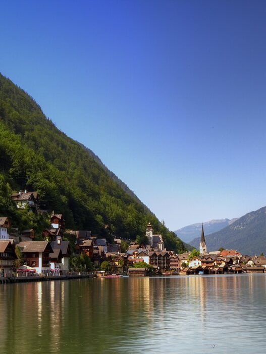 Vilarejo europeu com arquitetura tradicional e paisagem pitoresca