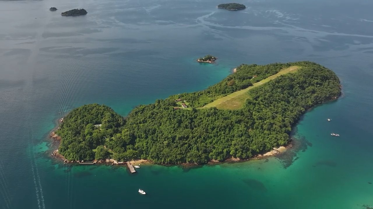 Vista aérea da Pitanguy Island cercada por águas turquesa