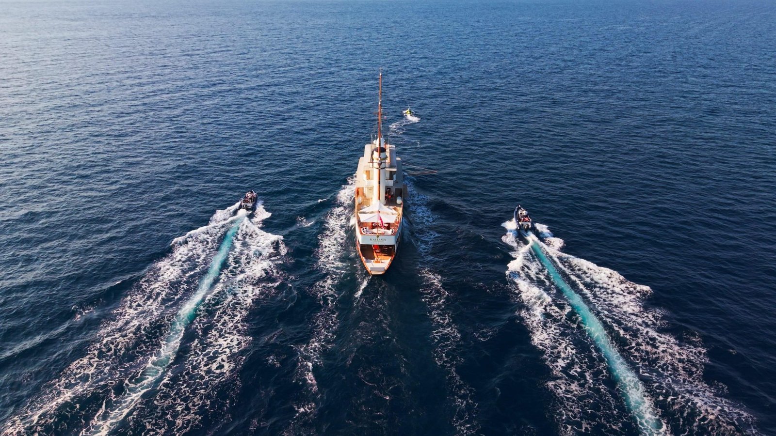 The Kalizma under way, escorted by her tenders