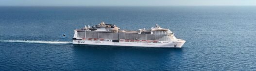 MSC Virtuosa navegando durante temporada de cruzeiros