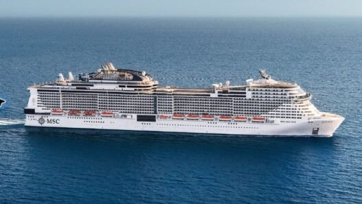 MSC Virtuosa navegando durante temporada de cruzeiros