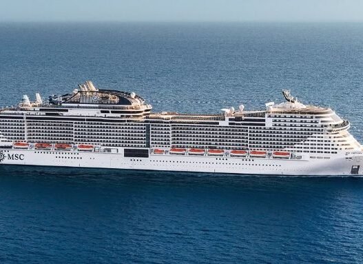 MSC Virtuosa navegando durante temporada de cruzeiros