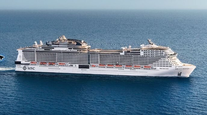 MSC Virtuosa navegando durante temporada de cruzeiros
