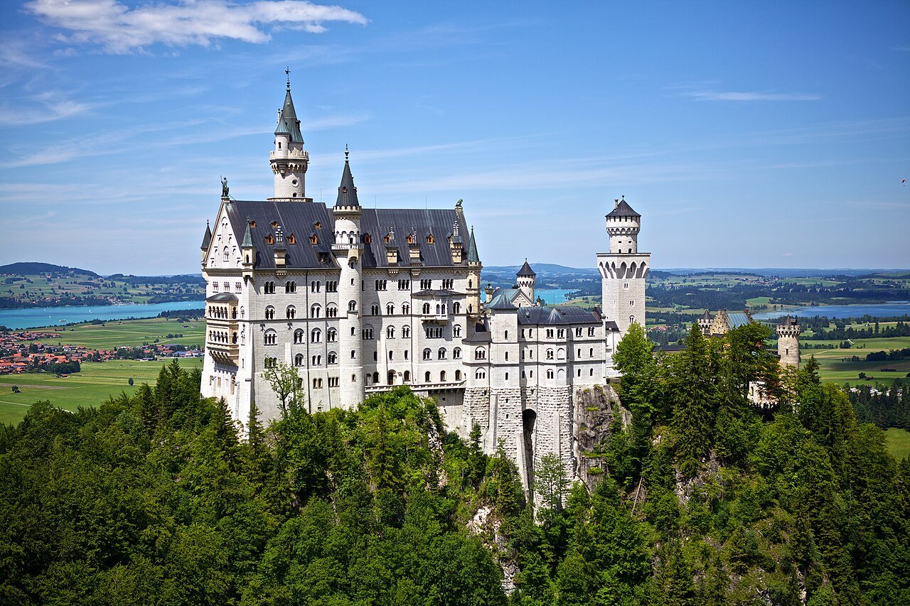 Castelo europeu cercado por floresta e montanhas
