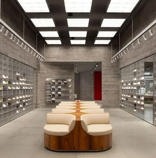 Interior da primeira loja da On no Brasil, no JK Iguatemi, em São Paulo