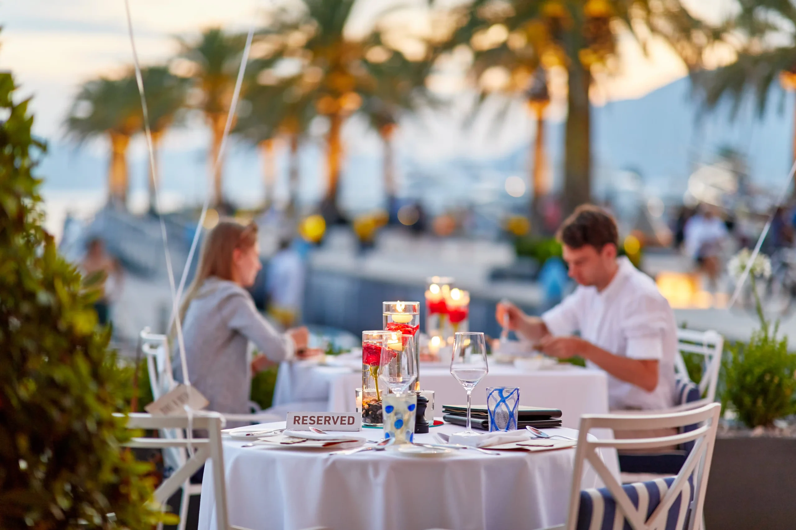 Jantar ao ar livre no terraço do Regent Porto Montenegro ao entardecer