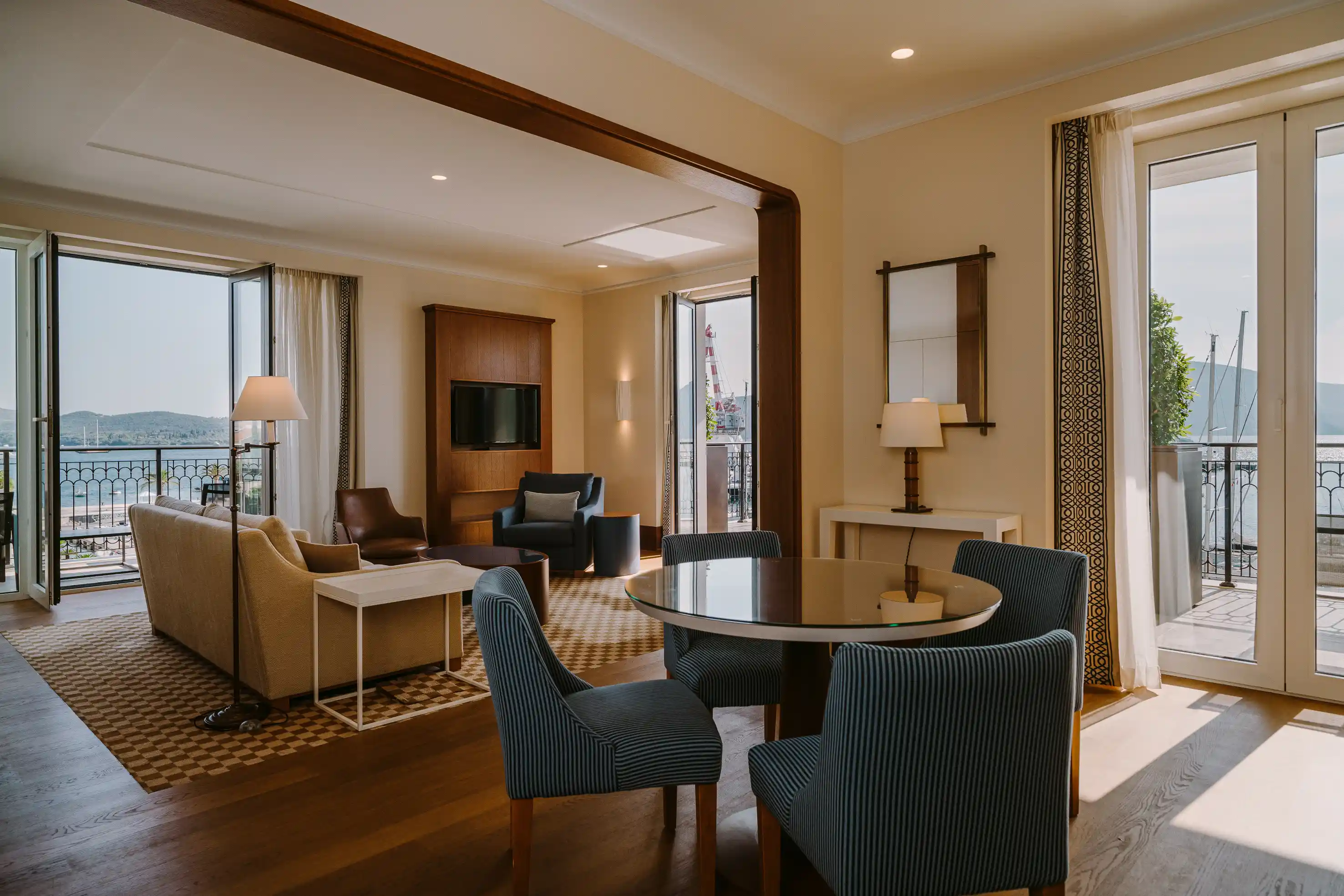 Sala de estar de suíte do Regent Porto Montenegro com vista para a baía