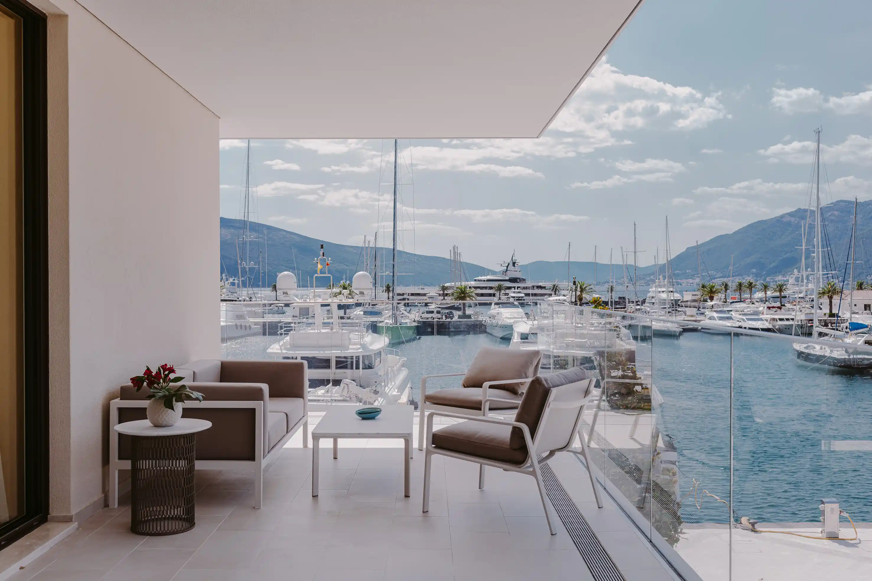 Varanda de suíte do Regent Porto Montenegro com vista para a marina e os iates